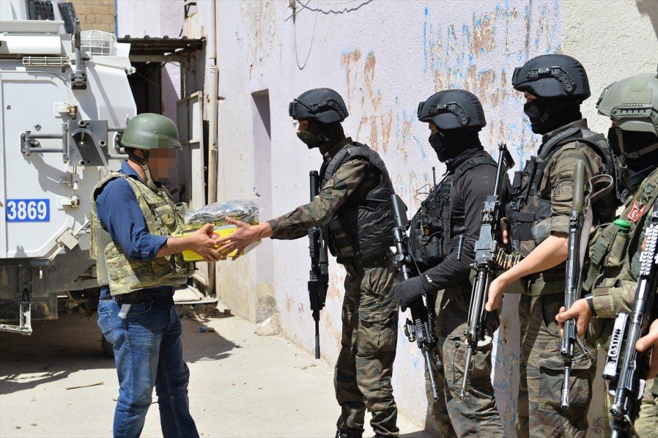 <p>Mardin'in Nusaybin ilçesinde, terör örgütü PKK'ya yönelik operasyonda, 292 teröristin etkisiz hale getirildiği, 192 barikatın kaldırıldığı ve 645 el yapımı patlayıcının imha edildiği bildirildi.</p>
