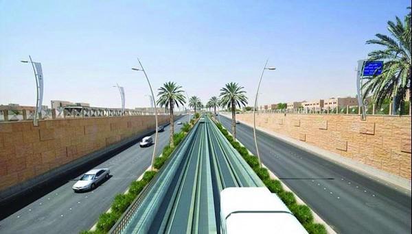 Törende konuşan Riyad Emiri, bu projenin vatandaşların hayatını kolaylaştırması ve omuzlarındaki ulaşım yükünü hafifletmesi açısından önemli olduğunu söyledi. Şimdilik yaklaşık 6 milyon olan nüfusun önümüzdeki 10 yıl içinde 8.5 milyona çıkacağına dikkat çeken Prens Halid, bu yıl Riyad'da kayıtlı araçların sayısının 1.5 milyon olduğunu belirtti. 