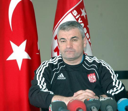 RIZA ÇALIMBAY: Yıldırım Demirören yönetiminde bir dönem Beşiktaş'ta teknik adamlık koltuğunda oturan Rıza Çalımbay'ın siyah beyazlı ekipteki ikinci dönemine kesin gözüyle bakılırken beklenen anlaşma olmadı ve Rıza Çalımbay Sivasspor'un başında kaldı. Çalımbay ile yolların kesişmemesinin sebebi ise başkan Fikret Orman'ın tercihini yabancı teknik adamdan yana kullanması gerekçe olarak iddia edildi.