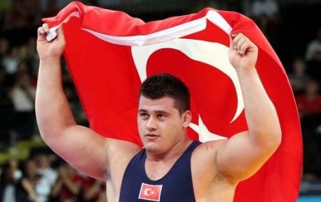 Bronzla kulvara giren Türkiye - Bronz madalya alan güreşçimiz Rıza Kayaalp, Londra'da madalya alan ilk sporcumuz oldu. 120 kg sıklette mücadele eden Kayaalp'in bu başarısı Türkiye'yi de 'madalya alan ülkeler' arasına soktu. 1 bronz madalyamız olduğundan dolayı sıralamada son sıradayız.