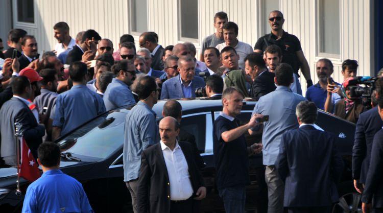<p>Cumhurbaşkanı Recep Tayyip Erdoğan, kendisine sevgi gösterisinde bulunan vatandaşları selamladı.</p>
