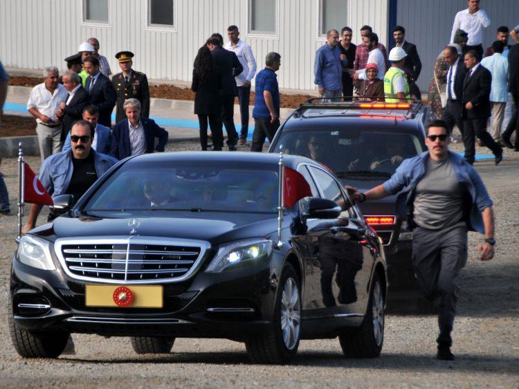 <p>Cumhurbaşkanı Recep Tayyip Erdoğan, çeşitli temaslarda bulunmak üzere geldiği Rize'de hemşehrilerinin yoğun ilgisiyle karşılaştı.</p>
