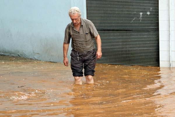 <p>Elektrik kesintisi yaşanan ilçede, belediye hoparlörlerden anons  yaparak vatandaşları uyarıyor.<br />
<br />
 </p>
