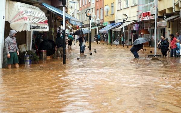 <p>İlçenin Sungurlu köyünde 13 yaşındaki bir çocuk sel suları nedeniyle kaybolurken, kayıp çocuğu arama çalışmaları afad, RİKE ve AKUT ekipleri tarafından sürdürülüyor. </p>
