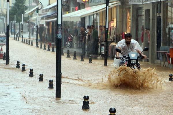 <p> Karadeniz Sahil Yolu'nda oluşan su birikintileri nedeniyle ise Rize-Artvin bölümünde trafik güçlükle ilerliyor.</p>

<p> </p>
