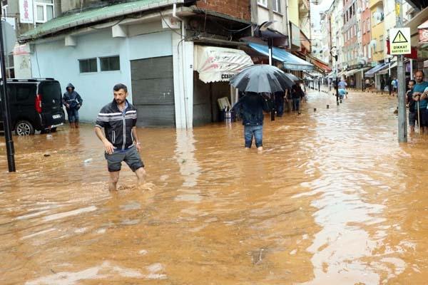 <p>Bütün yolların kapalı olduğunu kaydeden Özbalaban, "Yol açma çalışmaları sürüyor. Her tarafta heyelan var. Tüm ekiplerimiz çalışıyor. Çevre il  ve ilçelerden yardımlar geliyor." diye konuştu.</p>

<p> </p>
