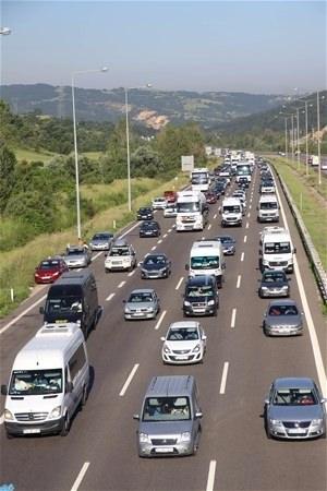<p>Yola çıkanlar, TEM otoyolunun Ankara yönü Bolu Dağı Tüneli kesimi ve Kuruçay mevkisi ile Gerede Karadeniz bağlantı yolunda yoğunluk oluşturdu.</p>
<p> </p>
