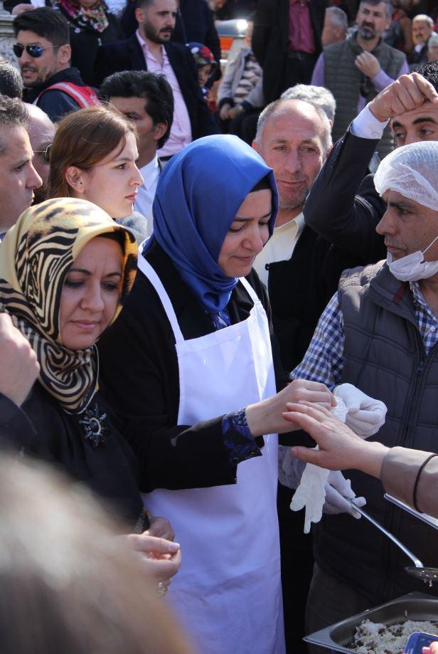 <p>kendisine uzatılan eldivenleri takarak pilav dağıtımına başladı. </p>
