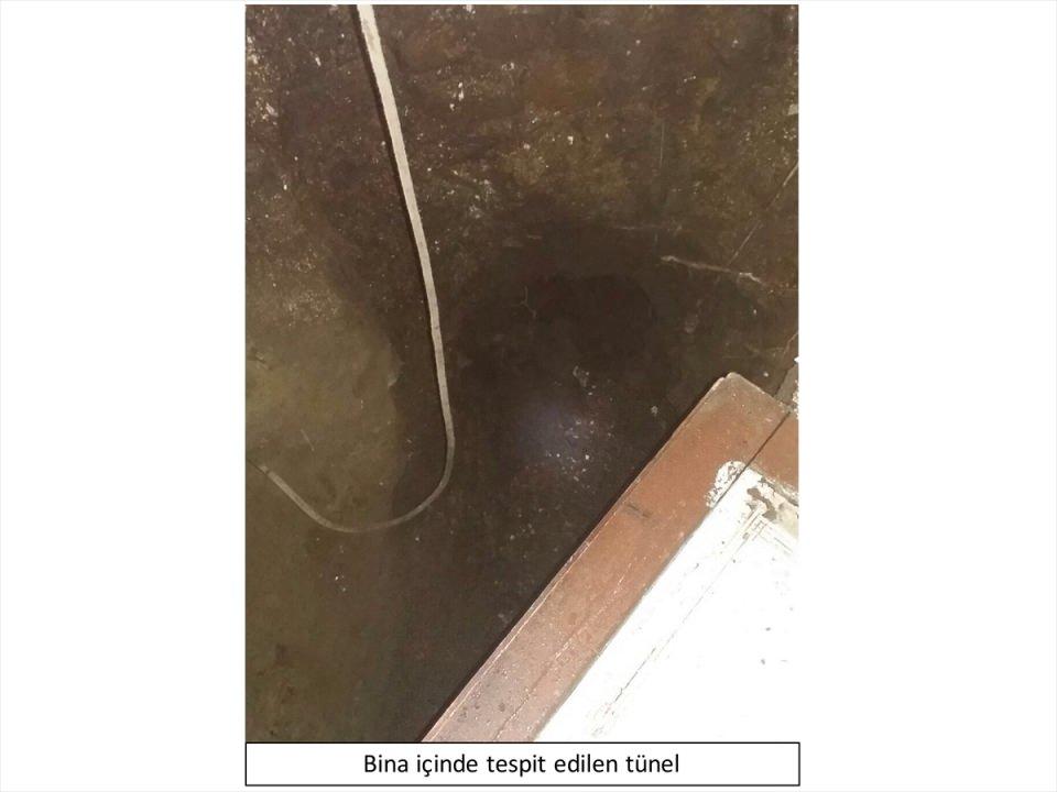 <p>Hakkari'nin Yüksekova ilçesinde, halkın can ve mal güvenliğini tehdit eden terör örgütü üyelerine yönelik yürütülen "Şehit Jandarma Uzman Çavuş Ramazan Gülle Müşterek Operasyonu" kararlılıkla sürdürülüyor.</p>