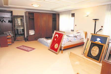 <p>Gülen'in gizli yatak odasında Hz. İsa'nın iki havarisi Aziz Paul ile Aziz Peter'in figürlerinin olduğu bir kabartma var...</p>