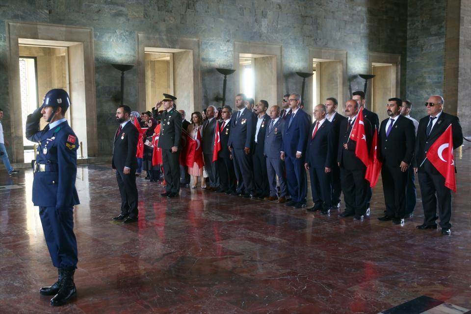 <p>Terörle mücadelenin çok yoğun sürdüğü, kan ve gözyaşının oluk gibi aktığı şu vahim günlerde, şehit ve gazilerimizin destansı hayatlarını göz ardı etmek, ihmale kurban vermek asla doğru olmayacaktır.</p>