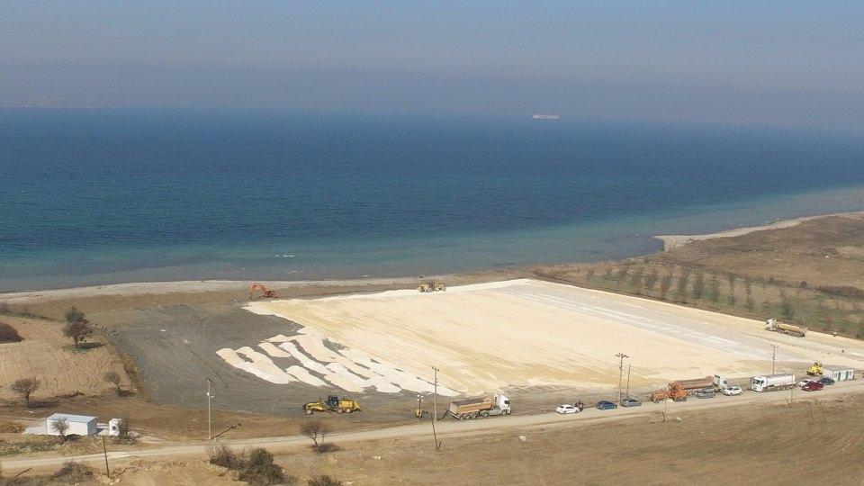 <p>Törene katılımın yüksek olması beklenirken, bu nedenle oldukça büyük bir alanda çalışmalar sürüyor. Yapılacak köprünün Gelibolu , Sütlüce köyü mevkii tarafında ise henüz bir çalışma yok.</p>

<p> </p>
