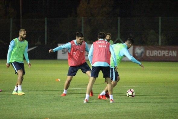 <p>Daha sonra Onur Kıvrak, Ahmet Çalık, Ömer Toprak, Çağlar Söyüncü, Olcay Şahan ve Mevlüt Erdinç'li yeşil gruba...</p>

