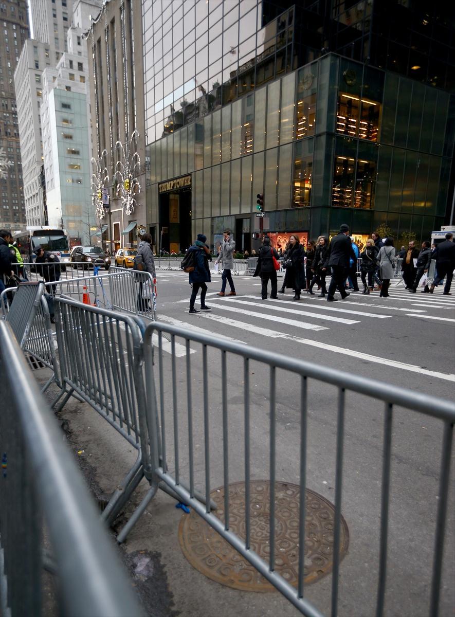 <p>New York Belediye Başkanı Blasio, ABD Başkanı Barack Obama'ya yazdığı mektupta, New York Polis Teşkilatının (NYPD) Trump karşıtı b&uuml;y&uuml;k protesto g&ouml;sterilerine sahne olan Trump Tower'in etrafındaki sıkı g&uuml;venlik tedbirleri i&ccedil;in yapılmakta olan harcamanın karşılanması amacıyla Washington y&ouml;netiminden 35 milyon dolar ek b&uuml;t&ccedil;e talep etti.</p>
