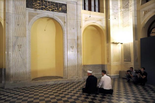 Tarihi Yeni Cami'de (Hamidiye-1902) 'imam krizi' g&ouml;lgesinde kılınan bayram namazında Milli Eğitim ve Din İşleri Bakanlığı'nın talebi doğrultusunda İske&ccedil;e atanmış m&uuml;ft&uuml;l&uuml;ğ&uuml; tarafından g&ouml;nderilen imam, m&uuml;ezzinin ve bir cemaat olmak &uuml;zere toplam &uuml;&ccedil; kişi saf tuttu.
