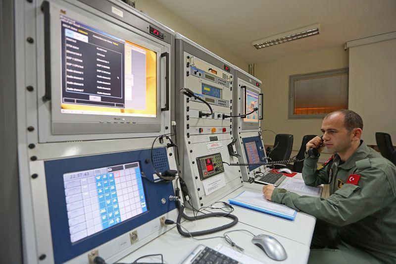 <p>Olası bir kazayla ilgili ilk ihbarın görev destekleme merkezine geldiğini ve buradaki personelin konuyla ilgili bilgileri toparlayarak helikopter filoda hazır bekleyen nöbetçi personeli bilgilendirdiğini aktaran Uçar, şunları kaydetti:</p>
<p> </p>