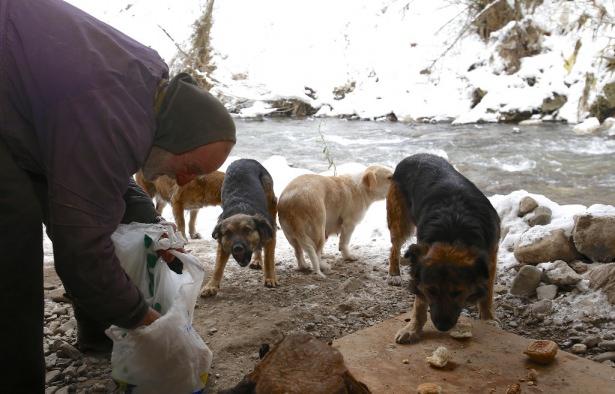 <p>&Uuml;lkenin orta kesimlerindeki Zenitsa kenti yakınlarında bulunan bir mağarada altı yıldır yaşamını s&uuml;rd&uuml;ren Jarko Hrgi&ccedil; de soğukların başlamasıyla zor g&uuml;nler yaşıyor.</p>
