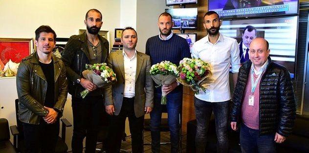 <p>Aynı futbolcuların daha sonra ellerinde çiçeklerle gidip gazeteciden özür dilemesi</p>
