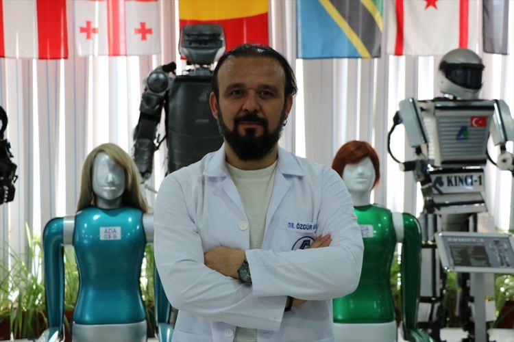 <p>Konya'da, 2011'de Türkiye'nin ilk insansı robotunu üreten yazılım firmasının yeni geliştirdiği "Ada" isimli robot, kadınların ev işlerinde en büyük yardımcısı olacak.</p>
