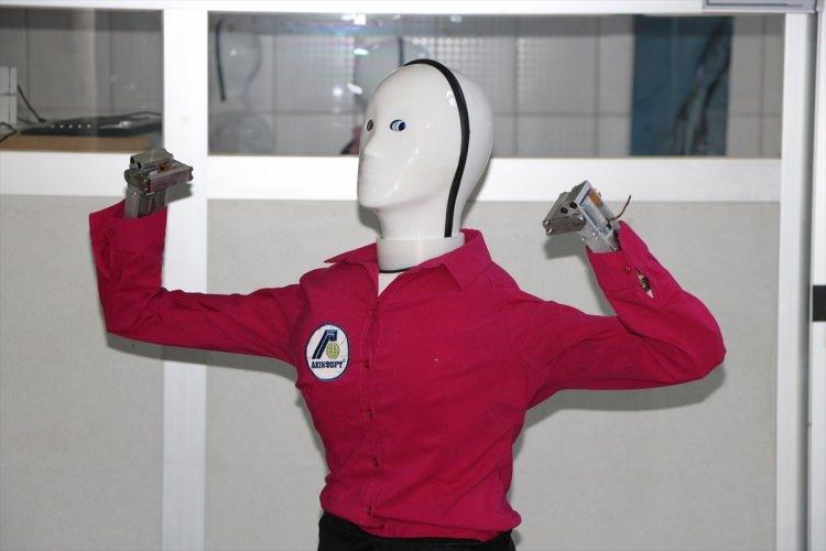 <p>'Bizim için de robot yapacak mısınız' diyorlardı. Tabii ki evler için de robotik çalışmalarımız var.</p>
