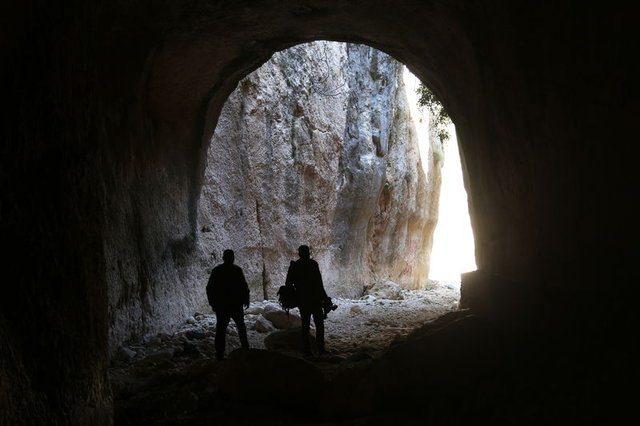 <p>Hatay'ın Samandağ ilçesinde Roma döneminden kalma bin 380 metre uzunluğundaki Titus Tüneli ile aynı bölgede bulunan Beşikli Mağara'ya yürüyüş yolları ve terasların yapılması ile daha fazla turistin ziyaret etmesi bekleniyor. Zengin bir tarihe ve kültürel mirasa sahip Hatay'ın Samandağ ilçesinde bulunan Titus Tüneli ile Beşikli Mağara'nın doğal yapısı ve ilginç hikayesiyle turizmde adından daha çok söz ettirmesi için başlatılan projeyle bölgeye gelen turist sayısı artırılmak isteniyor.</p>
