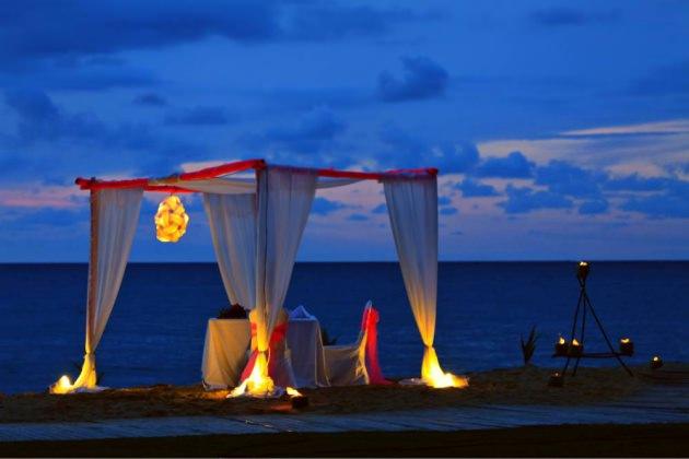 <p>Romantizmi sevenler Khao Lak'a bayılacaklar. Sahilde sıradışı bir akşam yemeği pavilyonlarda kumsal ve denizin şırıltısı eşliğinde ...</p>