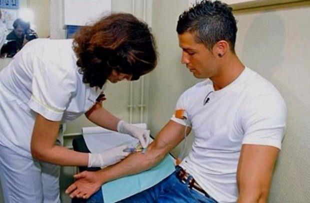 <p>Gönüllü ve bağışçı sayısını artırmak isteyen Kızılay, dünyaca ünlü futbolcu Cristiano Ronaldo'yla büyük bir kampanyaya hazırlanıyor.</p>