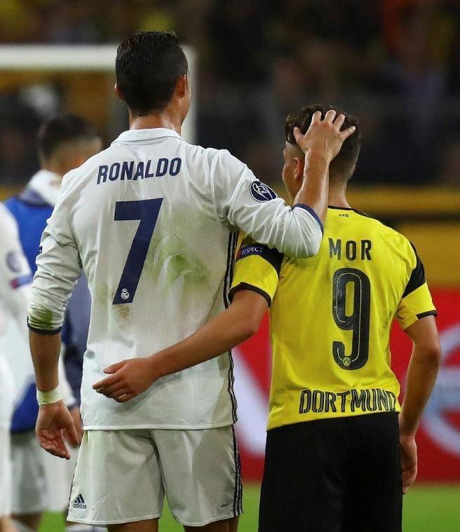 <p>Maçın bitiş düdüğünün ardından Real Madrid'in dünyaca ünlü yıldızı Cristiano Ronaldo, Emre Mor'u tebrik etti.</p>
