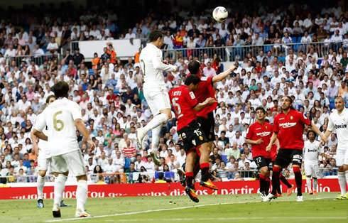 <p>İlki, Ronaldo sıçradıktan sonra dizlerini kırarak baldırlarını kalçasına yaklaştırıyor. </p>
<p> </p>