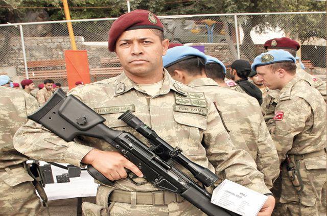 <p>24 kişi olarak Diyarbakır Havalimanı’na geldik ve uçağa bindik. Tim komutanı da nereye gittiğimizi bilmiyordu. Tabur komutanı (Şahin) ile tugay komutanı (Semih Terzi) önde oturuyordu. Tim komutanı Ahmet Yüzbaşı şarjörlere mermi basmamızı emretti.</p>
