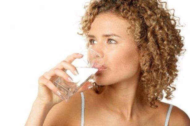 <p><strong>Cildinizde siyah noktalar görüyorsanız... </strong><br />
Bu problem susuzluktan veya kan şekerinizin düşmesinden dolayı oluşmuş olabilir.</p>