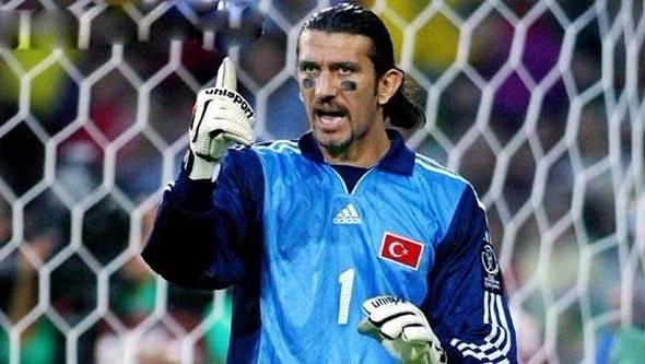 <p>Rüştü Reçber<br />
<br />
Efsane kalecimiz Rüştü'nün sakatlık hikayesi biraz gizemli. Kramponunu temizlerken elini falçata ile kestiği iddia edilen milli kalecinin aslında eşiyle kavga sonucu elini kestiği ve bu hikayenin uydurma olduğu da ifade edilmişti. Bu nedenle "Elim kopsa Beşiktaş maçında oynarım" diyen efsane kaleci Beşiktaş maçını kaçırıyor hatta yaşanan süreç sonra kaptanlığı da elinden alınıyor.</p>