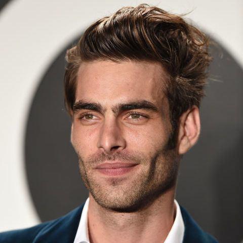<p>Jon Kortajarena gibi cool tarza sahip erkeklerin bu sezon seçeceği model. Orta uzunlukta yanlar, daha uzun tepe ve dağınık bir tarz.</p>