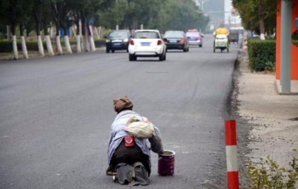 <p>G&uuml;n boyu sokaklarda bu şekilde dolaşan adamın yaptıklarına inanamayacaksınız...</p>

<p>&nbsp;</p>
