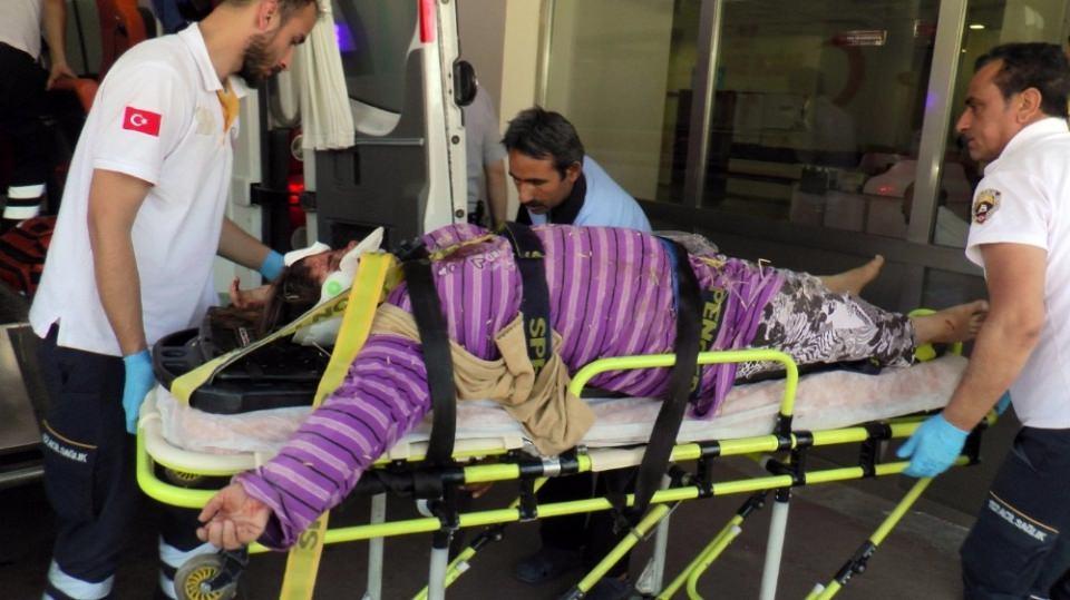 <p>Şanlıurfa’nın Birecik ilçesinde Suriyeli tarım işçilerini taşıyan kamyonetin kaza yapması sonucu ilk belirlemelere göre 2 kişi hayatını kaybetti, 25 kişi de yaralandı.</p>
<p> </p>