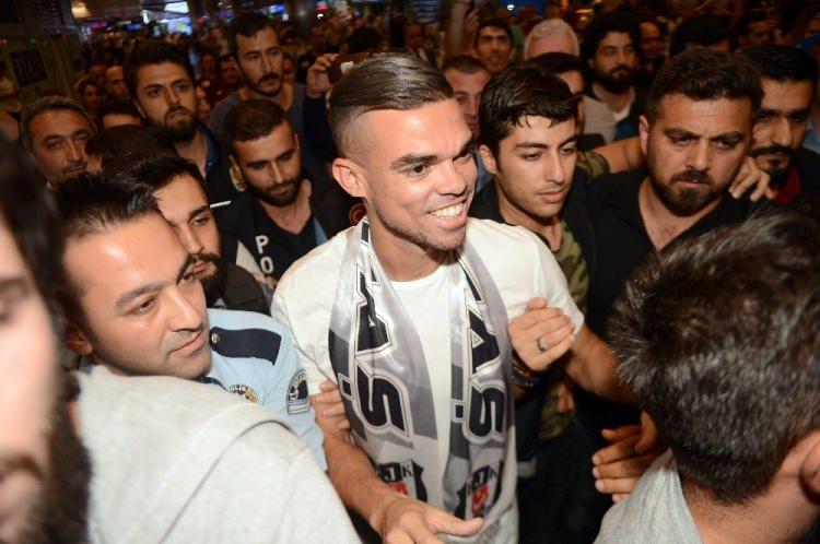 <p>Beşiktaş'ın Portekizli yıldızı Pepe'yi, Atatürk Havalimanı'nda Beşiktaşlı taraftarlar büyük coşkuyla karşıladı.</p>

