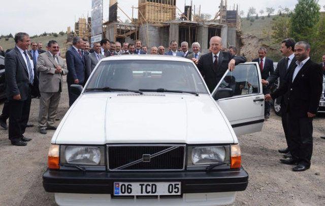 <p>Öte yandan Bahçeli, Türkgücü Ülküspor Kulübü'nün sosyal tesis açılışına da 1987 model VOLVO aracıyla gitmişti.</p>
<p> </p>