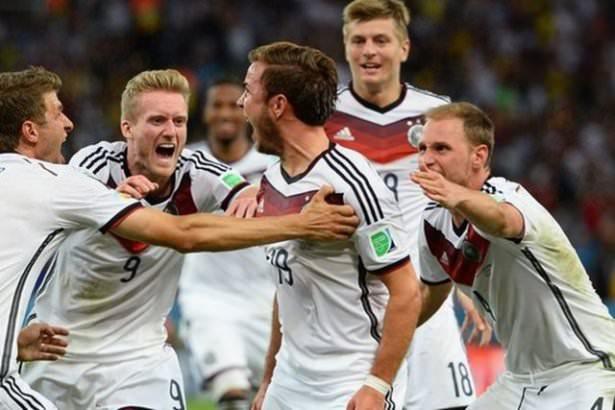 <p>2014 Dünya Kupası'nın ardından FIFA'nın yaptığı anketle turnuvanın rüya takımı belirlendi. Fifa.com kullanıcılarının oylarıyla belirlenen kadroda şampiyon Almanya ve ev sahibi Brezilya'dan 4'er oyuncu yer aldı.</p>
