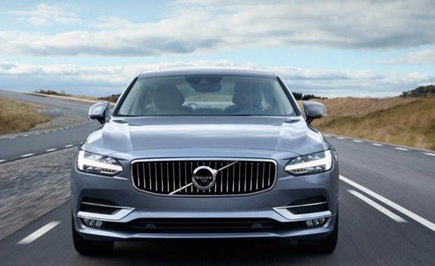 <p><strong>VOLVO S90</strong><br />
5 metreye yaklaşan uzunluğu, konfor ve güvenlik donanımları ile orta üst ve üst sınıf arasında konumlandırılabilir. Otomobilin hibrit versiyonu 1.8lt/100 km ortalama yakıt tüketimine sahip.</p>