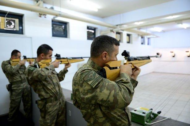 <p>Eğitimi başarıyla tamamlayan kursiyerlere, uzman nişancı belgesi takdim ediliyor. </p>

<p> </p>
