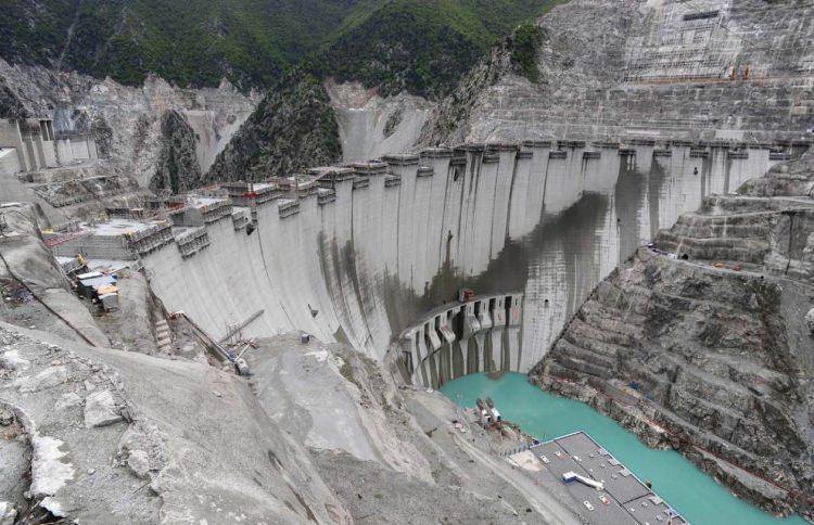 <p>Doğanay, "Yusufeli Barajı, 270 metre yüksekliğiyle Eyfel Kulesi'nden 30 metre kısa olup, Türkiye'nin en yüksek binası İstanbul Sapphire'den ise 9 metre daha yüksek olacak. Gövdede kullanılacak 2 milyon 900 bin metreküplük betonla bin 700 adet 5 katlı, her katta 150 metrekareden oluşan 4 daireli bina yapılabilir. Bu da 35 bin adet 150 metrekarelik konuta denktir." diye konuştu.</p>
