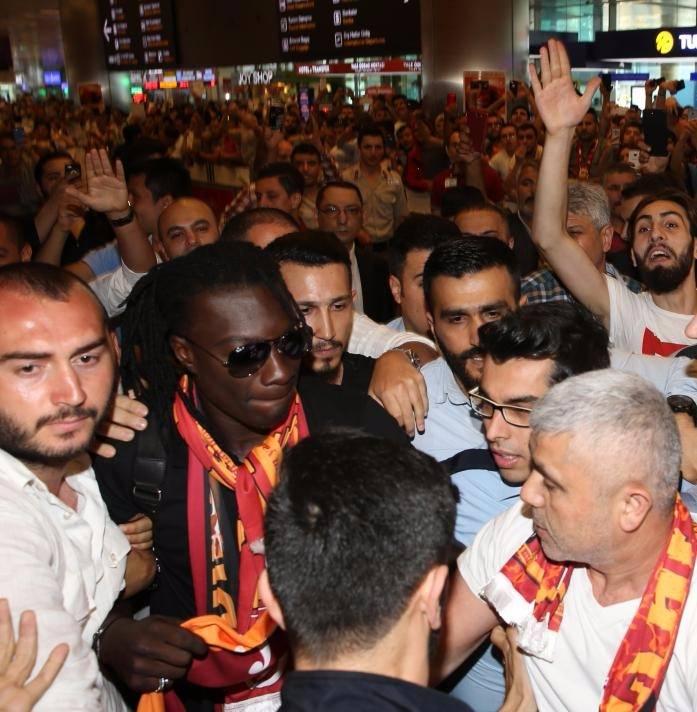 <p>Duyduğu rakam karşısında bir kez daha şaşkınlık yaşayan Gomis, böyle bir deneyimi ilk kez yaşadığını aktardı.</p>