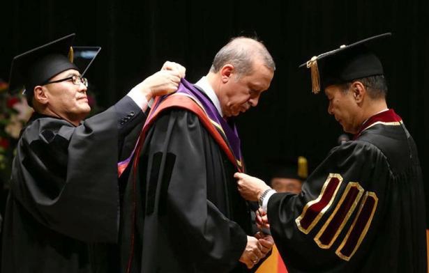 <div>Cumhurbaşkanı Erdoğan'a Waseda Üniversitesi tarafından "Fahri Doktora" unvanı verildi.</div>
<div> </div>