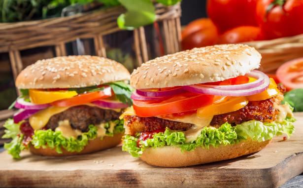 <p>Hamburger, alt kısmı serçe parmaklarıyla sıkıca tutularak yenir. Böylece içindeki malzemeleri yere dökmeden ve elinizi kirletmeden yemiş olursunuz.</p>
