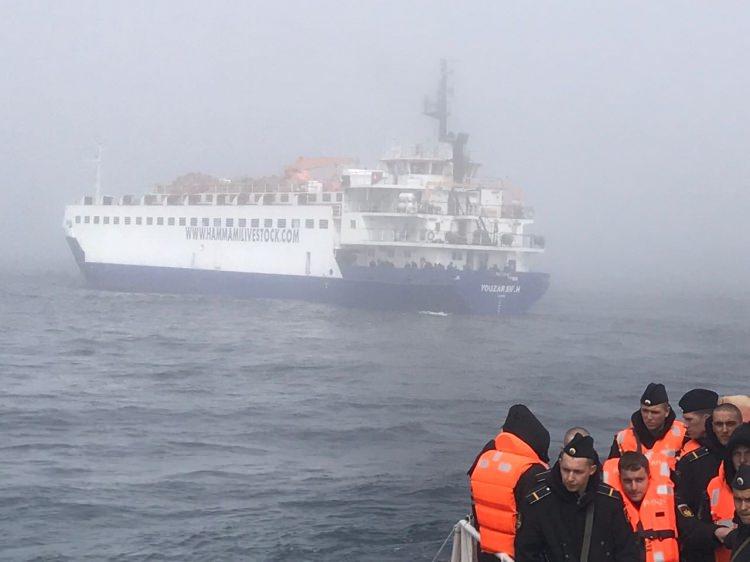 <p>Denizden ise kaza bölgesine Deniz Kuvvetleri Komutanlığına bağlı TCG İmbat ve TCG Kılıç yüksek sürate sahip yeni tip hücumbotları, TCG Akın kurtarma gemisi ve yeni tip karakol gemisi olan TCG Tekirdağ ile Sahil Güvenlik Komutanlığından sahil güvenlik botu gitti.</p>
