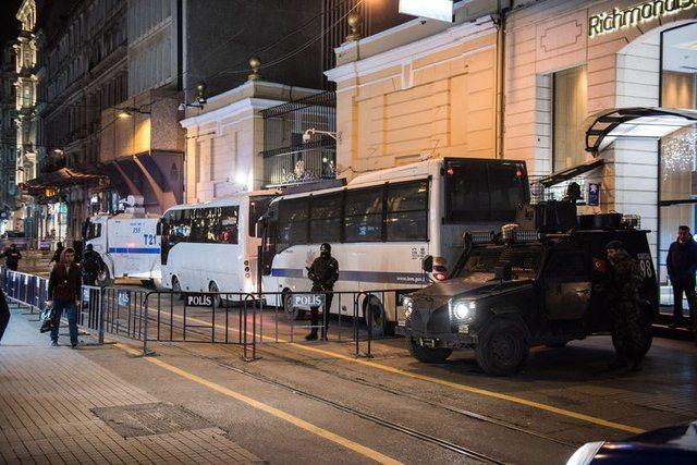 <p>ABD yönetimi, Karlov’un silahlı saldırıya uğramasına ilişkin, “Kaynağı ne olursa olsun bu şiddet eylemini kınıyoruz." açıklamasını yaptı.</p>

<p> </p>

<ul>
</ul>

<ul>
</ul>
