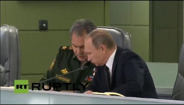 <p>Rusya Devlet Başkanı Vladimir Putin, Rus güvenlik birimlerinin Mısır'da düşen Rus uçağının bir bombanın patlatılması sonucu düştüğünü doğrulamalarının ardından, geçtiğimiz hafta içinde Ulusal Savunma Kontrol Merkezi'ni ziyaret etti.</p>
