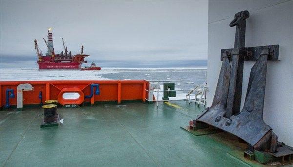 <p>&ldquo;Prirazlomnoye&rdquo; petrol yatağı, kıyıya 60 kilometre mesafede bulunuyor. Petrol rezervi 72 milyon ton olarak hesaplandı.&nbsp;<br />
&nbsp;</p>
