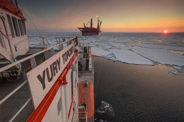 <p>Rusya, ABD, Kanada, Norve&ccedil;, Finlandiya, İsve&ccedil;, Danimarka ve İzlanda'nın sınırı olan Arktika b&ouml;lgesinde zengin petrol ve doğal gaz rezervlerinin olduğu d&uuml;ş&uuml;n&uuml;l&uuml;yor.<br />
&nbsp;</p>
