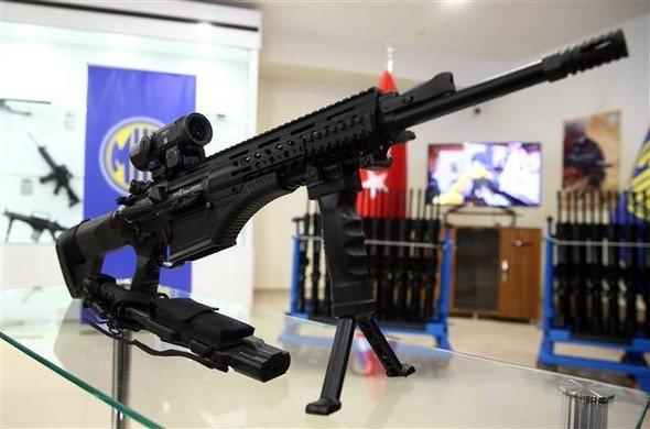 <p><strong>İŞTE TÜRKİYE'NİN EN YENİ 'CANAVAR'LARI </strong></p>

<p>Tamamen yerli olan MPT-76, özellikleri ile göz kamaştırıyor. MKE Silah Fabrikası'ndaki törenle, Türk mühendislerince tasarlanan yerli üretim Milli Piyade Tüfeği (MPT-76), Türk Silahlı Kuvvetlerine teslim edildi. Bakın bu müthiş silahın nasıl özellikleri var?</p>
